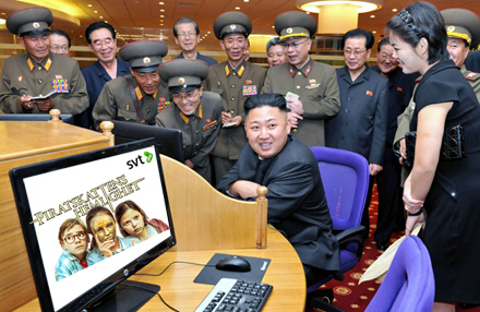 Piratskattens hemlighet del 14 ska strax börja i Pyongyang och stämningen är hög.