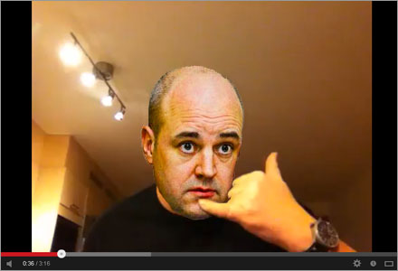 "Ring mig kanske" frågar mimande Reinfeldt på YouTube.