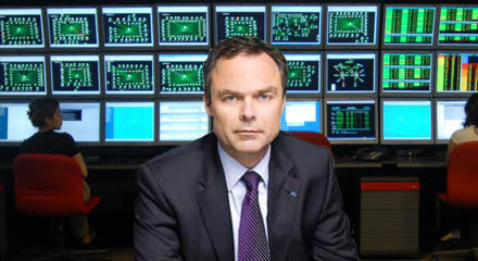 Skolminister Jan Björklund i skolministeriets övervakningscentral.