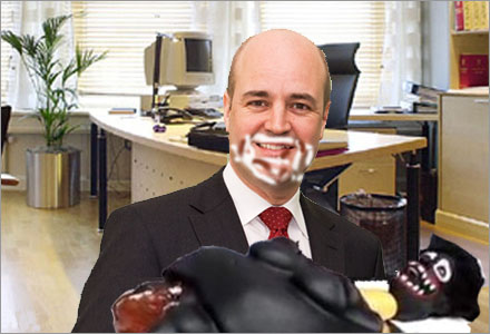 Nu när Fredrik Reinfeldt är singel kan han inte fortsätta hetsäta.