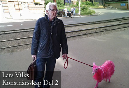 Lars Vilks har sprayat ett lamm med neonrosa färg i sitt senaste konstverk.