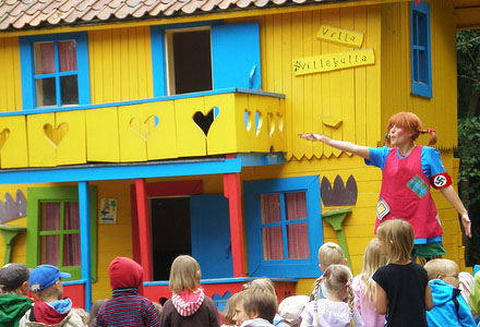 Pippi Heilstrumpf är en av många karaktärer man kan stöta på i nöjesparken.