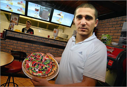 Ismail Mahmallah visar upp sin skapelse pizza-pizzan, 