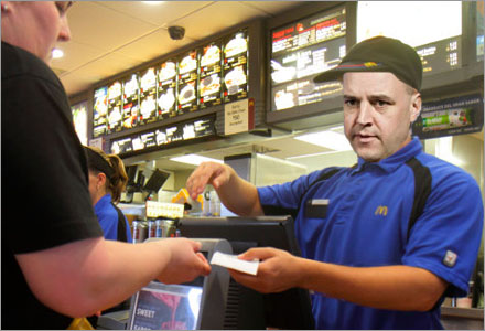 Reinfeldt jobbar nu på McDonalds i Solna.