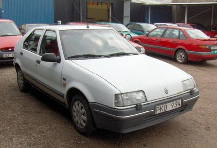 Renault årsmodell 1992 är inte välkommen på den fina Granitvägen.