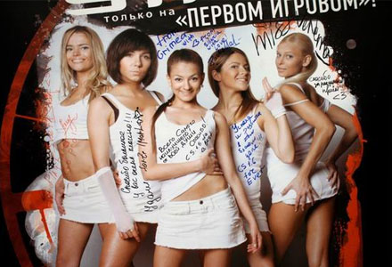 Forze, det ryska Damlandslaget i Counterstrike (hon längst till höger brukar svälja).