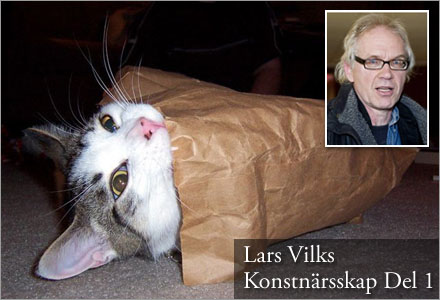 Konstverket "Ömhet i en påse" består av en katt i en papperspåse.
