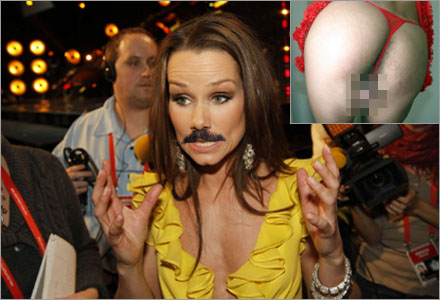 Linda beskriver storleken på sitt nyinskaffade paket för pressen. Linda beskriver storleken på sitt nyinskaffade paket för pressen.