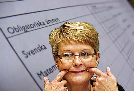Maud "ler" efter att ha läst att Centern ligger under 4%-riksdagsspärren. Maud "ler" efter att ha läst att Centern ligger under 4%-riksdagsspärren.