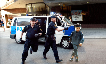 Polis griper ynglingen i Vxj centrum.