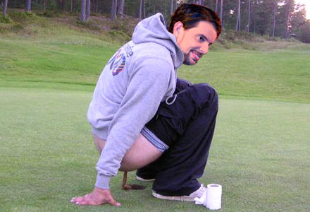 Syftet med golfbajsningen är ännu okänt, men det kan röra sig om ännu en sketch till 1000apor.se Syftet med golfbajsningen är ännu okänt, men det kan röra sig om ännu en sketch till 1000apor.se