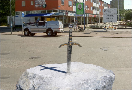 Den som kan dra svärdet ur stenen blir nytt kommunalråd i Huddinge kommun. Den som kan dra svärdet ur stenen blir nytt kommunalråd i Huddinge kommun.