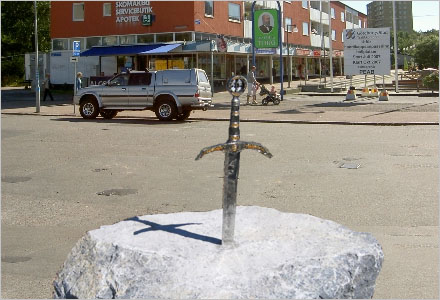 Den som kan dra svrdet ur stenen blir nytt kommunalrd i Huddinge kommun.