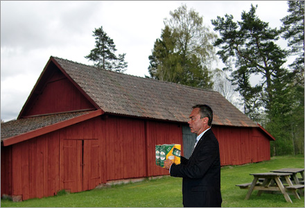 Jan Björklund utanför Maud Olofssons lada i Bygdeå. Jan Björklund utanför Maud Olofssons lada i Bygdeå.