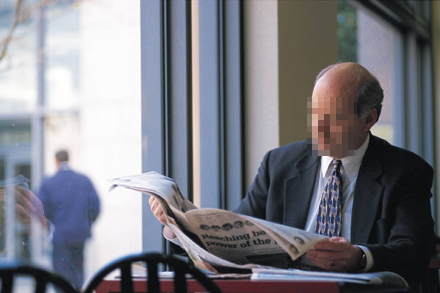 Mannen på bilden väljer sina nyheter med omsorg. Mannen på bilden väljer sina nyheter med omsorg.