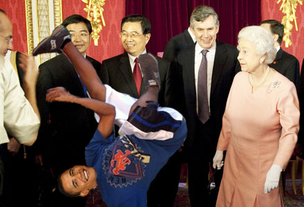 Premi?rminister Gordon Brown, Kinas Hu Jintao och Drottningen kollar in Obamas moves.