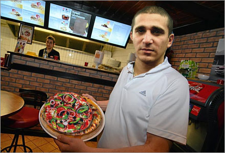 Ismail Mahmallah visar upp sin skapelse pizza-pizzan, Ismail Mahmallah visar upp sin skapelse pizza-pizzan,