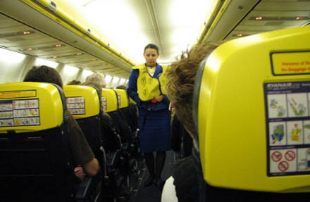 I framtiden kommer Ryanairs flyg att lukta piss. I framtiden kommer Ryanairs flyg att lukta piss.