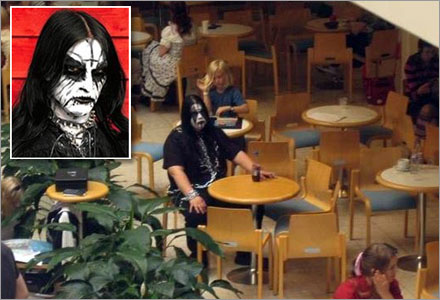 Peb (Stig-Örjan Svensson) äter oftast ensam i Hembyskolans matsal. Peb (Stig-Örjan Svensson) äter oftast ensam i Hembyskolans matsal.